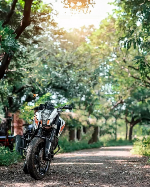 Free photo of Bike Editing Background (with Motorbike and Helmet)