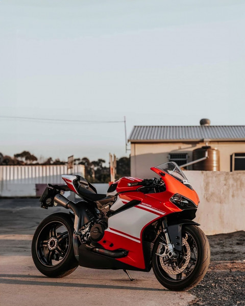 Free photo of Bike Editing Background (with Ducati Bike)