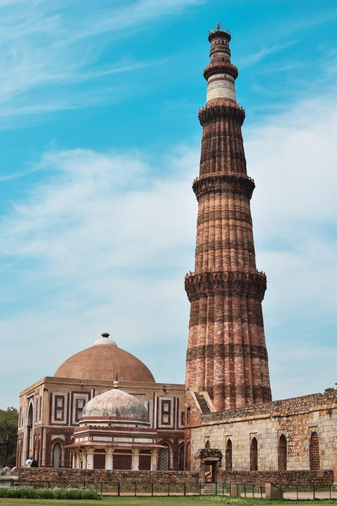 Free photo of Alai Darwaza, Imam Zamin's tomb and Qutub Minar in New Delhi