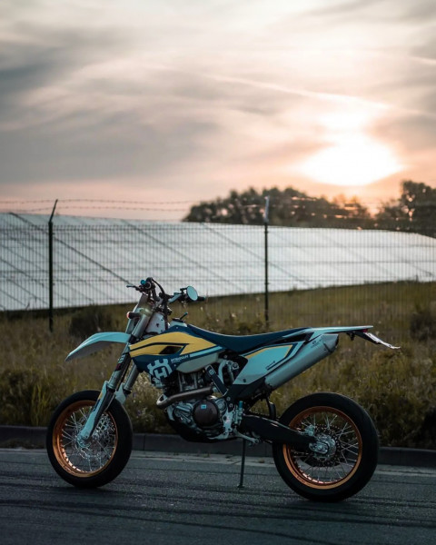 Free photo of Bike Editing Background (with Motorbike and Helmet)