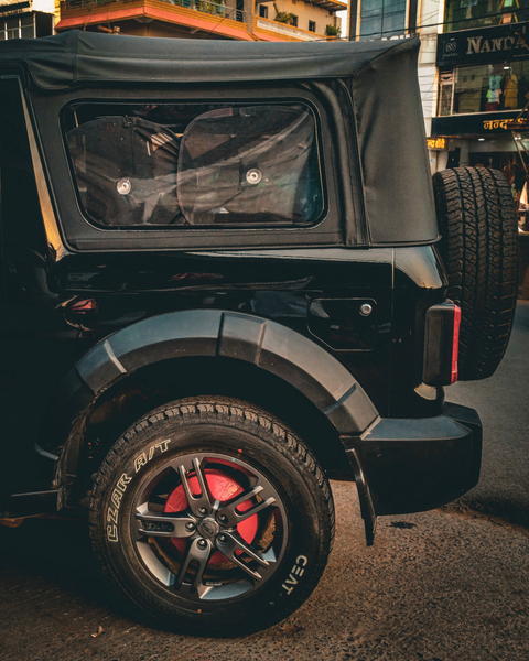 Free photo of black mahindra thar with a black cover on the back