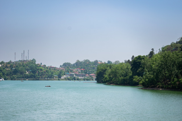 Free photo of Boat floating in the Bhimtal lake near a hill