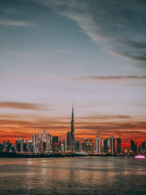 Free photo of Burj Khalifa and Downtown Dubai skyline at sunset with a red sky