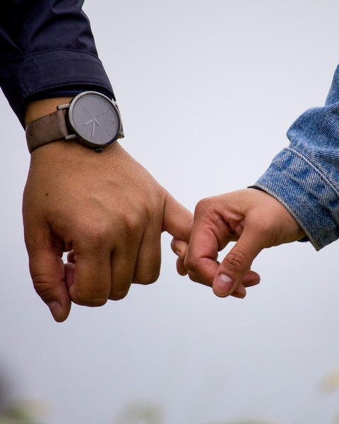 Free photo of couple holding hands