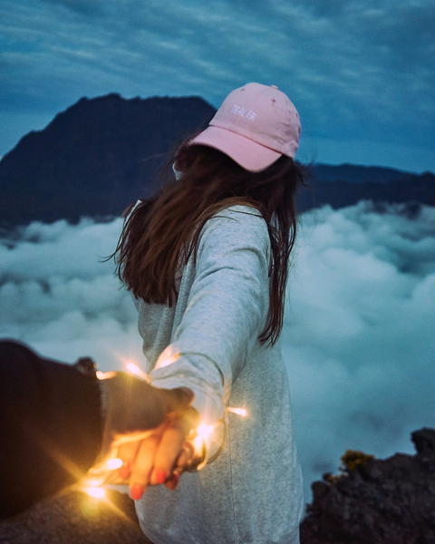Free photo of Couple holding hands with fairy lights