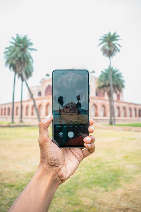 Free photo of Hand holding  a smartphone with camera turned on