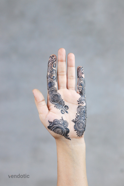 Free photo of hand up with mehndi on it