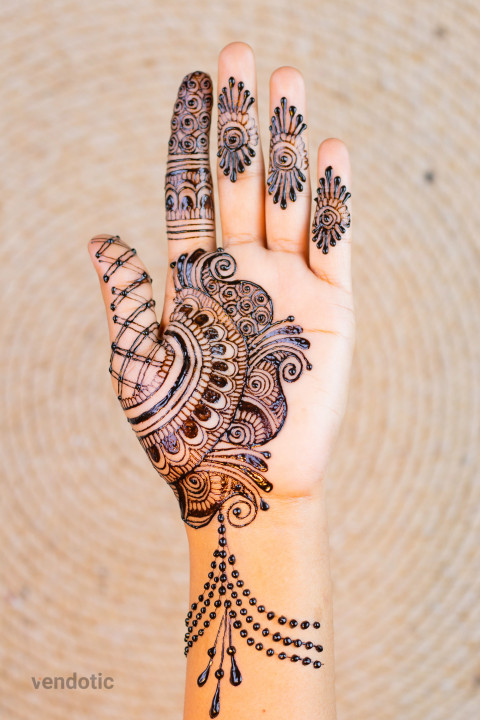 Free photo of hand with henna design on it