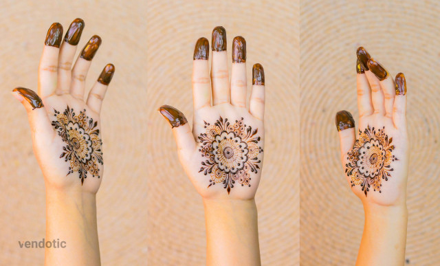 Free photo of Henna multiangle floral palm design