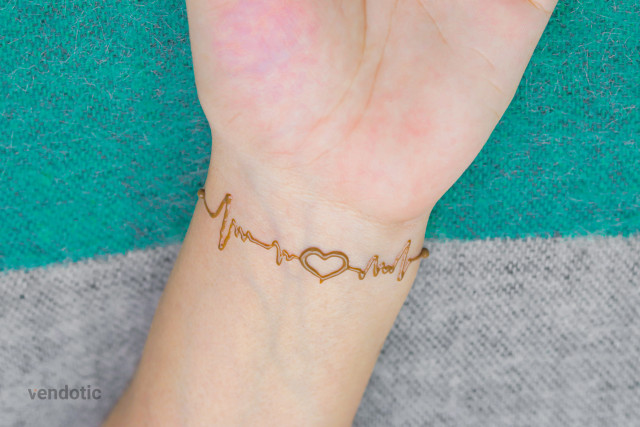 Free photo of Henna on wrist with heartbeat on it