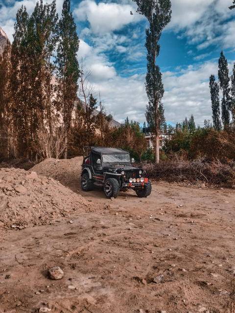 Free photo of mahindra thar parked in the dirt