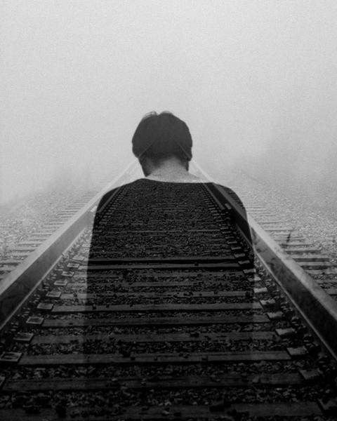Free photo of Person standing on a train track in the fog