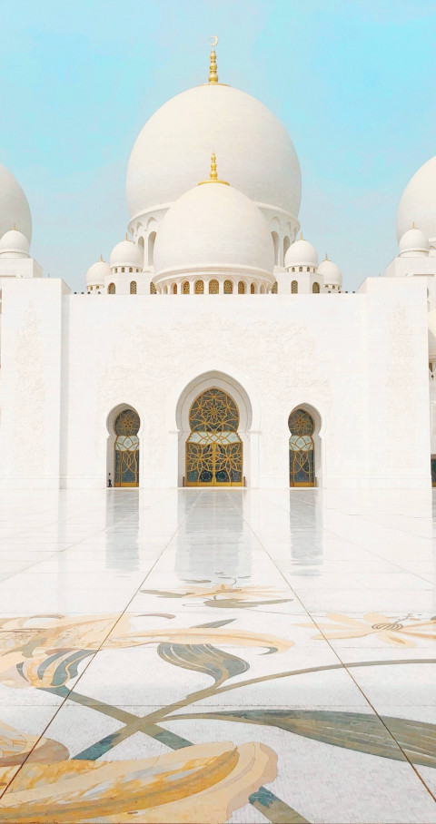 Free photo of Sheikh Zayed Grand Mosque Symmetrical View