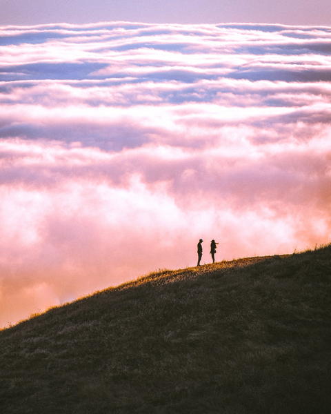 Free photo of two people on a hill