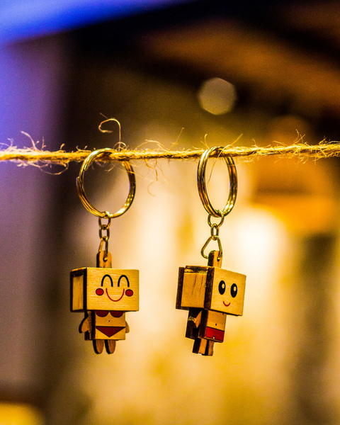 Free photo of two wooden blocks hanging from a rope with a smiley face