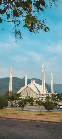 Faisal Mosque Wallpaper with mountain in the background